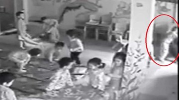 Bảo mẫu đánh đập, dúi đầu trẻ xuống đất