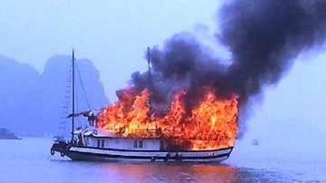 Tàu du lịch bốc cháy trên vịnh Hạ Long
