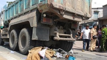 Xe ben cán nát hai chân người phụ nữ bán bánh mì