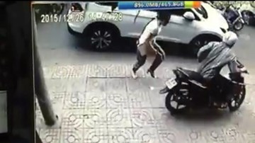 Cô gái hoảng hốt khi bị cướp 