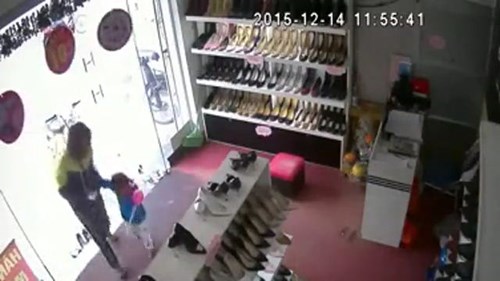 Hà Nội: Màn dàn cảnh trộm tiền trước nhân viên bán hàng của 2 mẹ con
