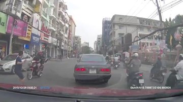 Nhóm đạo chích táo tợn giật máy ảnh của du khách ở Sài Gòn