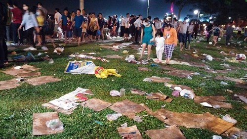 Rác ngập ở trung tâm Sài Gòn sau màn pháo hoa đón năm mới