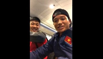 Minh Long làm Xuân Trường cười ngả nghiêng trên máy bay