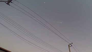 Mảnh vỡ tên lửa Nga bốc cháy trên bầu trời Thái Lan