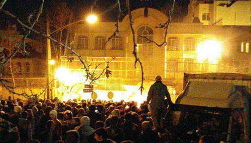 Người biểu tình Iran đốt phá sứ quán Ả rập Xê út trong đêm
