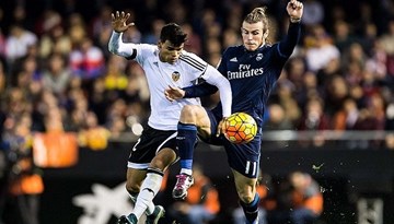 Bị đuổi người, Real đánh rơi chiến thắng trước Valencia