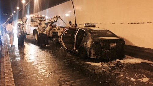 Xe taxi cháy đen trụi trong hầm Hải Vân