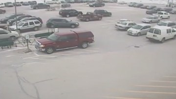 Màn lùi xe kinh điển nhất năm 2015: Cụ 92 tuổi đâm nát 9 ôtô