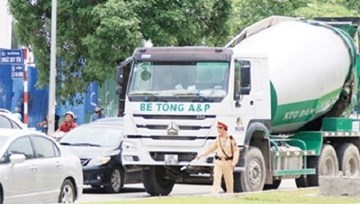 Ô tô vô tư đi vào đường cấm, giờ cấm