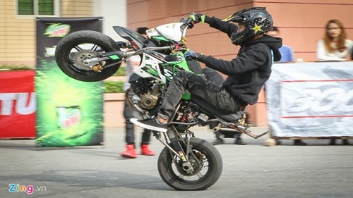 Màn trình diễn xe mạo hiểm của các biker trẻ tại Hà Nội