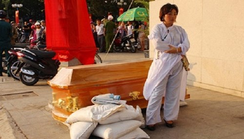 Bà chủ khách sạn đưa quan tài đến “cắm” trước cửa ngân hàng