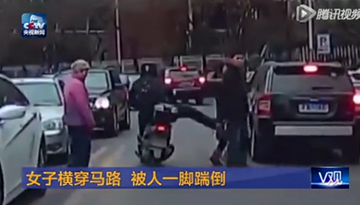 Thanh niên đi xe máy đạp thiếu nữ đi bộ ngã quỵ trên đường