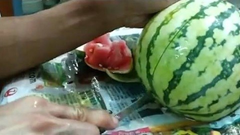Xuất hiện dưa hấu giả dẻo như cao su gây hoang mang