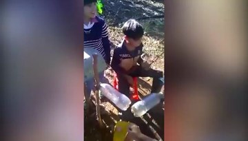 Cậu bé chơi nhạc cụ tự chế điêu luyện như nghệ sĩ