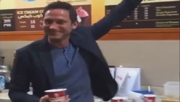 Lampard trổ tài hứng kem khiến fan ngưỡng mộ
