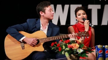 MC Anh Tuấn đệm đàn cho Hoa hậu Phạm Hương hát 