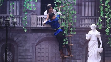 Ơn giời cậu đây rồi: Trường Giang làm Juliet, đòi hôn Kathy Uyên