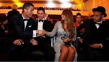 Ronaldo bị Neymar lườm vì bắt tay bồ Messi