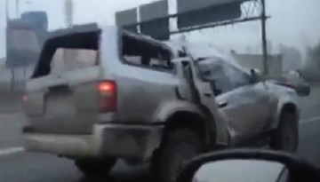 Ô tô bẹp dúm vẫn băng băng trên đường