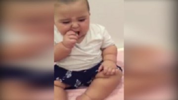 Nhịn cười không nổi với biểu cảm ăn chanh của em bé