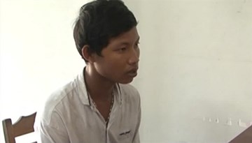Chặn đường xin tiền không được liền đập phá xe cứu thương