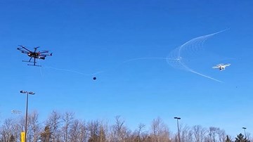 Drone “phóng tơ” bắt tội phạm như Spider Man