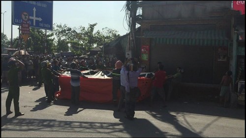 Giải cứu thanh niên nghi mắc bệnh hiểm nghèo leo cột điện đòi tự sát