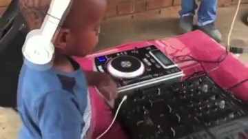 DJ nhí chơi nhạc cực đỉnh