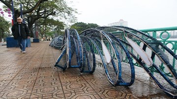 Hà Nội tháo dỡ, sửa lại hàng loạt đèn trang trí Tết