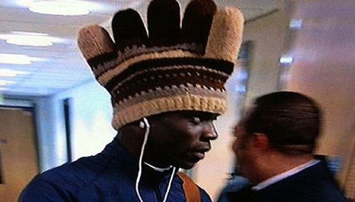 Không thể nhịn được cười với Balotelli