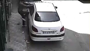 Trộm đồ trong ôtô trong nháy mắt dù cửa vẫn khoá