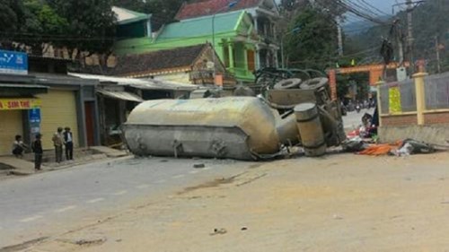 Xe bồn chở xi măng tuột dốc, đè 2 người tử vong