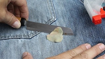 Bật mí bí kíp đánh bay bã kẹo cao su dính trên quần áo
