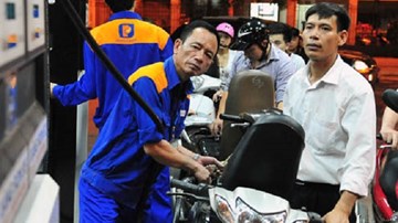 Xăng giảm giá thấp kỷ lục