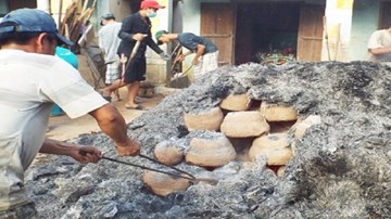 Kiếm tiền triệu nhờ đúc chân đèn cung ứng cho thị trường Tết