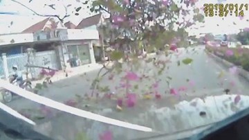 Tài xế ngủ gật lao xe lên dải phân cách