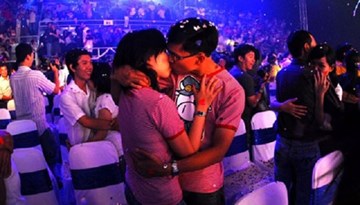 Giới trẻ nghĩ gì về việc hôn nhau nơi công cộng?