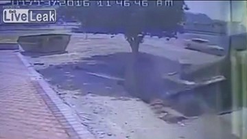 Xe cẩu bất ngờ bị 