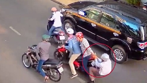 Sài Gòn: Người đàn ông bị cướp kéo lê gần 40m khi cố giằng lại túi đồ
