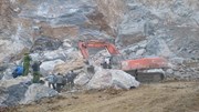 Bới tung hàng nghìn khối đất đá tìm nạn nhân mắc kẹt ở Thanh Hóa