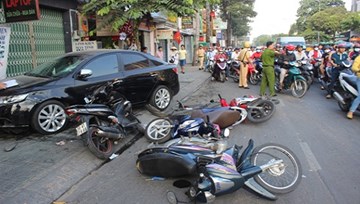 Đạp nhầm chân ga, 'xe điên' tông 6 xe máy giữa Sài Gòn