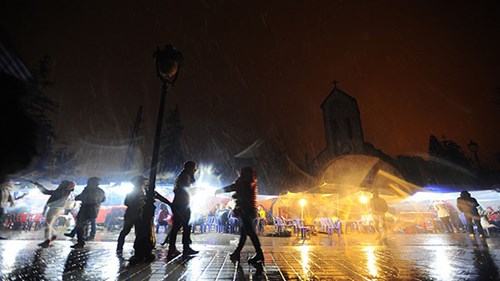 Hàng trăm người ùa ra đường đón tuyết Sapa lúc nửa đêm