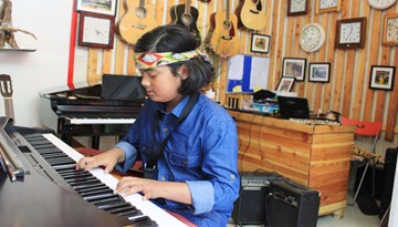 Gặp gỡ thần đồng 11 tuổi chơi được 13 loại nhạc cụ
