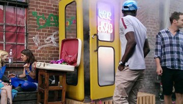 Câu lạc bộ đêm nằm gọn trong... bốt điện thoại