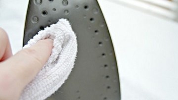 Mẹo hô biến vết cháy trên mặt bàn là hơi