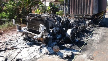 Xe container bất ngờ cháy rụi khi đang lưu thông