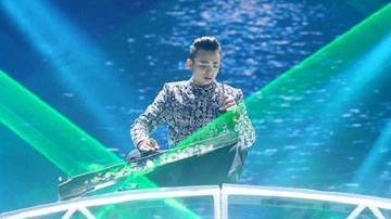 The Remix 2016 - tập 4: 'Trai đẹp' Hoàng Sơn thể hiện tài đánh đàn bầu trong tiết mục 