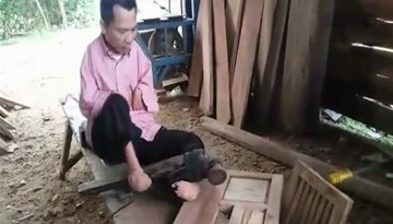 Nghị lực phi thường: Chàng trai làm thợ mộc... bằng chân