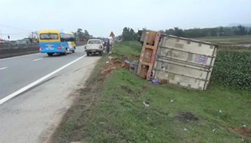 Nam thanh niên lạng lách đánh võng làm xe container nằm ruộng